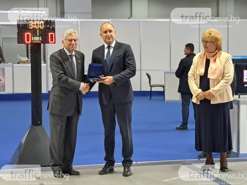 Румен Радев посети Световното по фехтовка в Пловдив, получи почетен медал на Международната федерация