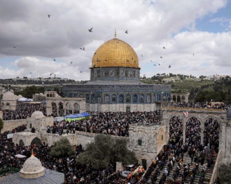 Ескалация на напрежението в джамия в Ерусалим! Полицията атакува поклонници