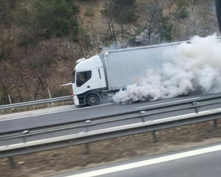 Камион избухна в пламъци на 