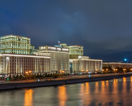 Запали се сграда на руското министерство на отбраната, 30 пожарни са на място