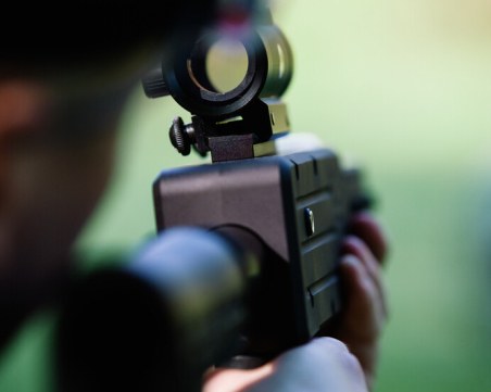 Жена стреля по кучета в Пазарджик, простреля по погрешка мъж