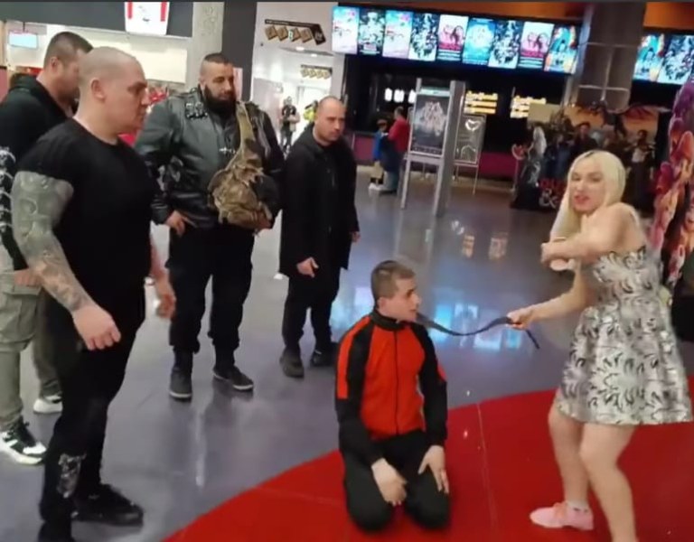 Позор! Чеченеца, Тошо Куката и Емили се гаврят с момче със СОП в пловдивски мол