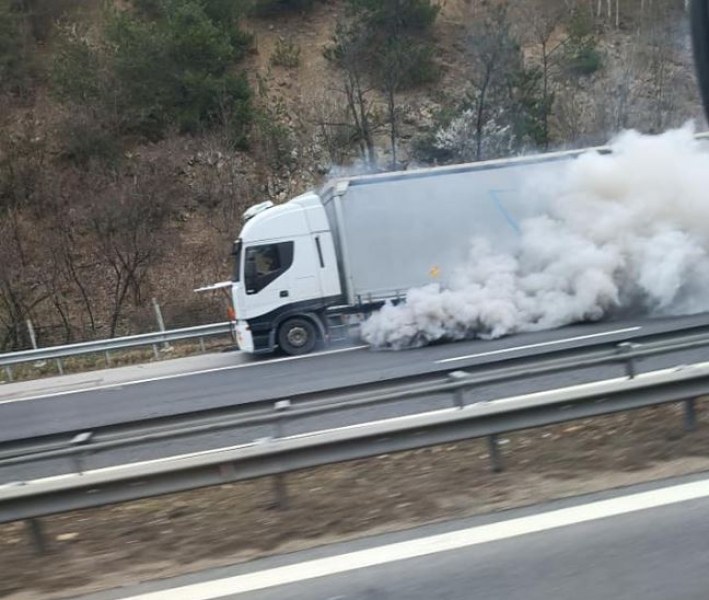 Камион избухна в пламъци на 