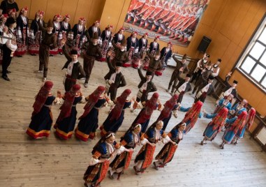 С концерт –спектакъла Цветни щрихи от България ансамбъл Тракия