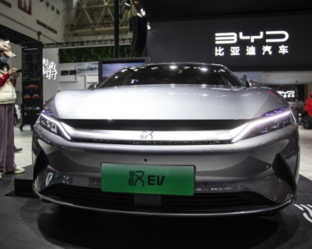 Kитaй изтлacĸвa cвeтoвнитe aвтoмoбилни пpoизвoдитeли oт oгpoмния cи пaзap