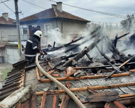 Пожар избухна в къща в Съединение,  огнеборци спасиха възрастен мъж