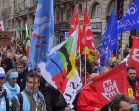 Сблъсъци с полицията, протестиращи подпалиха любимия ресторант на Макрон