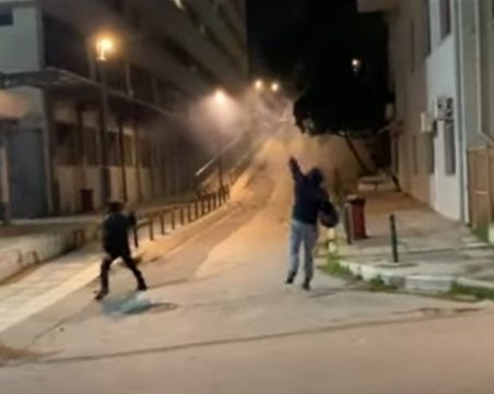 Студенти блокираха улица в Гърция с контейнери, подпалиха ги и нападнаха полицаи с камъни