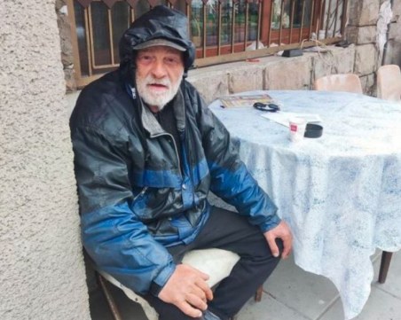 Възрастен мъж живее от 15 години в подземие, няма ток и вода