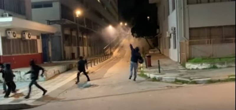 Студенти блокираха улица в Гърция с контейнери, подпалиха ги и нападнаха полицаи с камъни