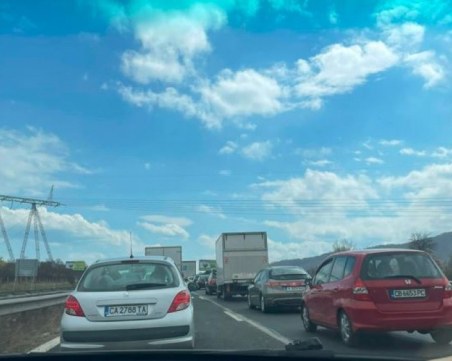 Две километрични задръствания 