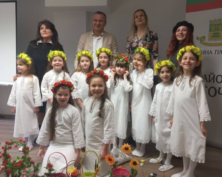 Иван Стоянов посрещна лазарки