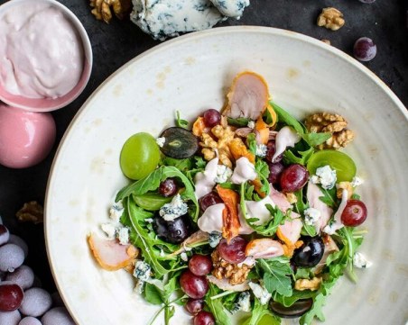 Лесна и вкусна рецепта за салата с рукола, ядки и грозде