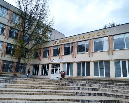 Напуснали педагози винят директор на пловдивско училище в тормоз! Тя - 