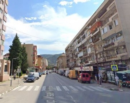 Шофьор изпревари 10 коли отдясно в Асеновград, пешеходци се разминаха на косъм