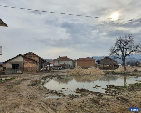 Затварят за движение на коли временния мост в Каравелово