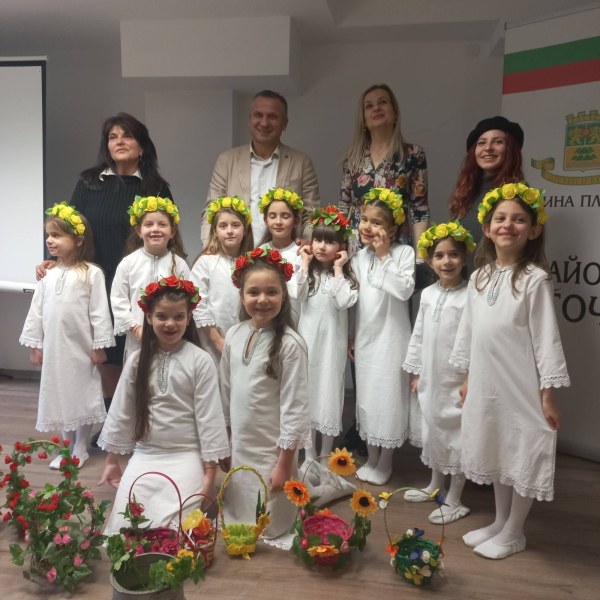Иван Стоянов посрещна лазарки