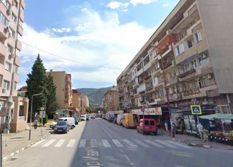 Шофьор изпревари 10 коли отдясно в Асеновград, пешеходци се разминаха на косъм