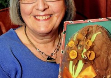 Жена от Великобритани от Уорикшър пази вече 63 години великденско яйце Хилиън