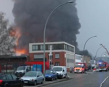 Голям пожар в Хамбург, предупредиха за опасност от обгазяване