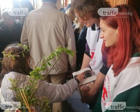 Младежите от БМЧК-Пловдив набират средства на Цветница
