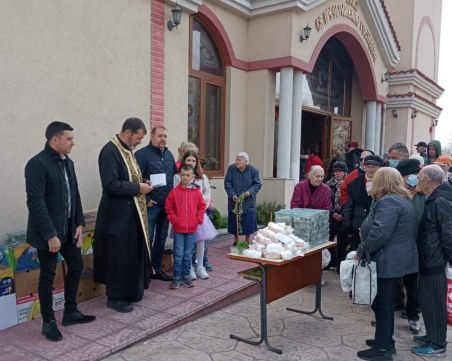 С празнична литургия и курбан отбелязаха Цветница в „Тракия