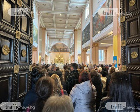 Тържествена литургия в катедралата в Раковски, хиляди жители на Пловдивско посрещат Великден