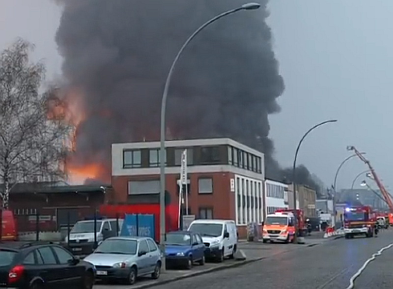 Голям пожар в Хамбург, предупредиха за опасност от обгазяване