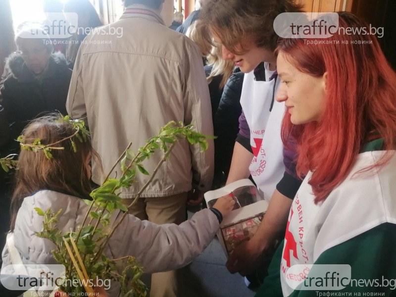 Младежите от БМЧК-Пловдив набират средства на Цветница