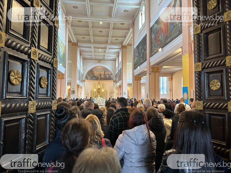 Тържествена литургия в катедралата в Раковски, хиляди жители на Пловдивско посрещат Великден