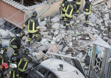 Продължава спасителната операция във френския град Марсилия където жилищна сграда