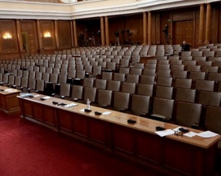 Кой до кого ще седи в Парламента? 