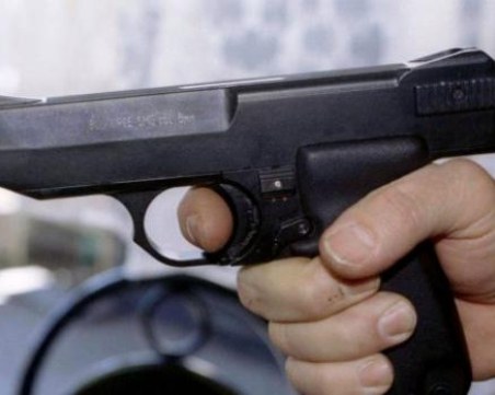 Пиян се развилня пред магазин на Брезовско шосе, извади газов пистолет