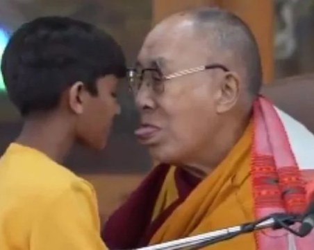 Скандално! Далай Лама целуна момченце, помоли го да му „смуче езика”