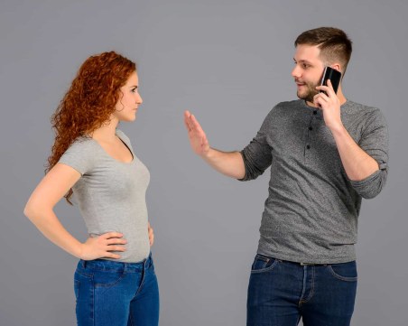 Той продължава да говори с бившата и как да се справим с този проблем