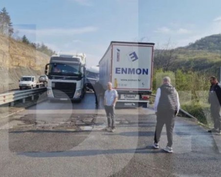 Верижна катастрофа между тирове затвори пътя Мездра - Ботевград