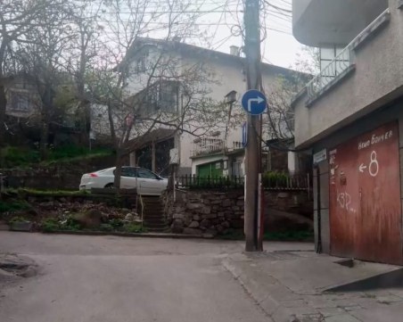 Завоят невъзможен! Нов знак забива колите в стълб до Младежкия хълм