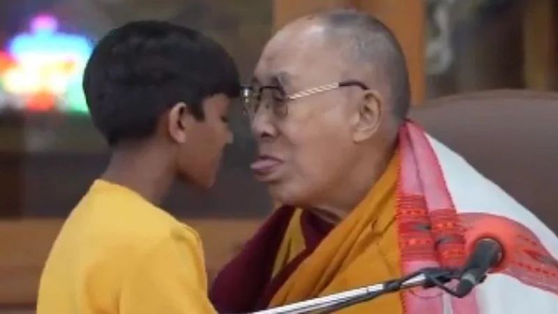 Публична изява на Далай Лама скандализира социалните мрежи. На набралото