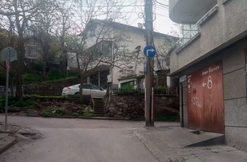 Завоят невъзможен! Нов знак забива колите в стълб до Младежкия хълм