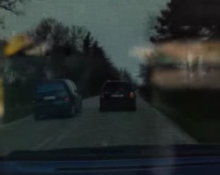 На косъм от челен удар! Шофьор застраши живота на пътуващи