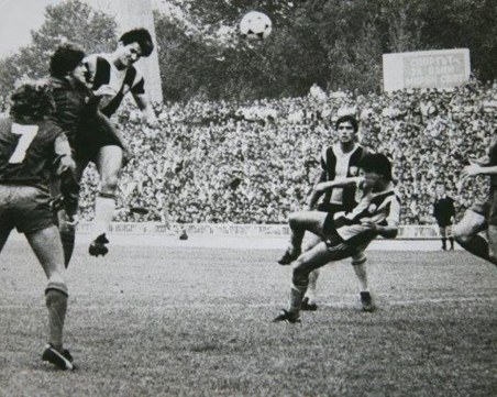 В една година Георги Славков печели Златната обувка, вкарва два гола на Барселона и вдига Купа