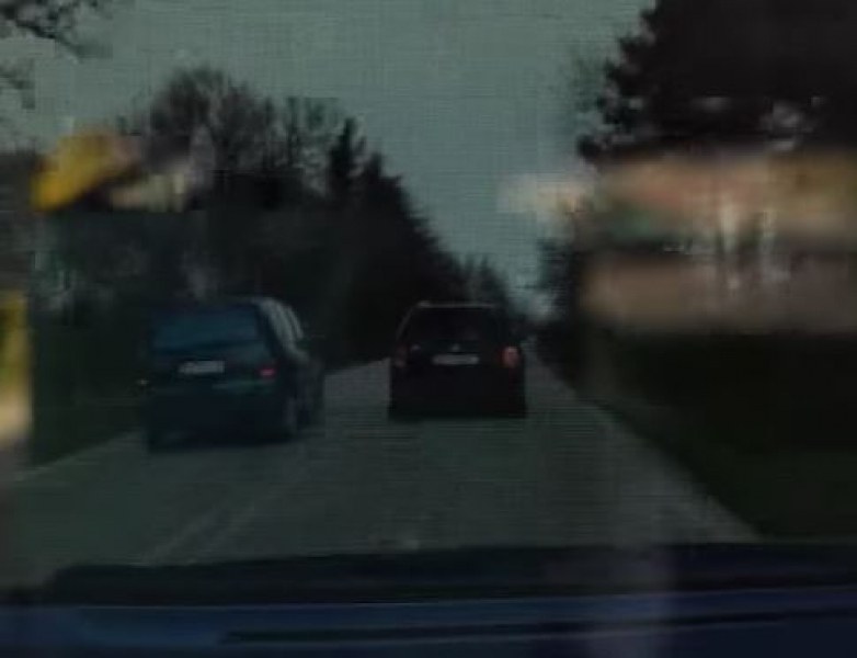 Изключително опасна маневра е заснета от видеорегистратор на кола. Шофьор