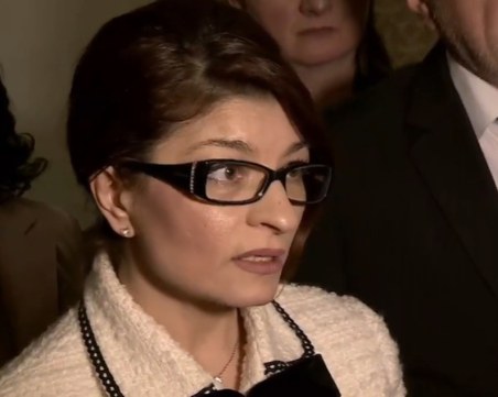 Десислава Атанасова: Няма окончателно решение за председател на парламента