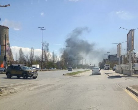 Голям пожар край бензиностанция в София