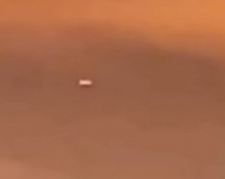 Пътник на самолет засне НЛО на видео