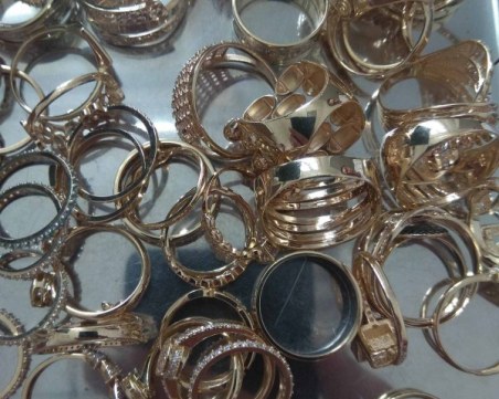 Условна присъда за мъж, опитал да прекара незаконно през пловдивското летище накити за 78 267 лв.