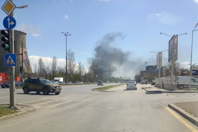 Голям пожар край бензиностанция в София