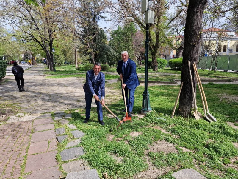 Символична първа копка за ремонта на Дондуковата градина направиха районният