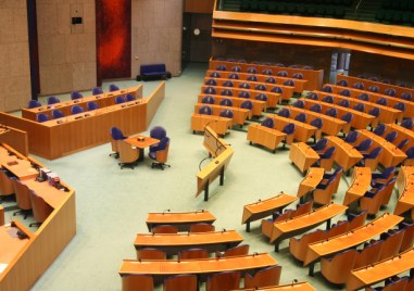 Сградата на нидерландския парламент в центъра на Хага бе евакуирана