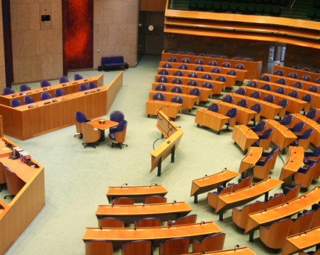 Евакуираха парламента в Нидерландия заради фалшив сигнал за бомба